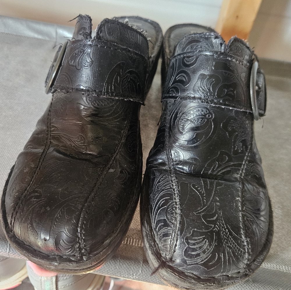 Women's Bolo Black Tooled Leather Clogs